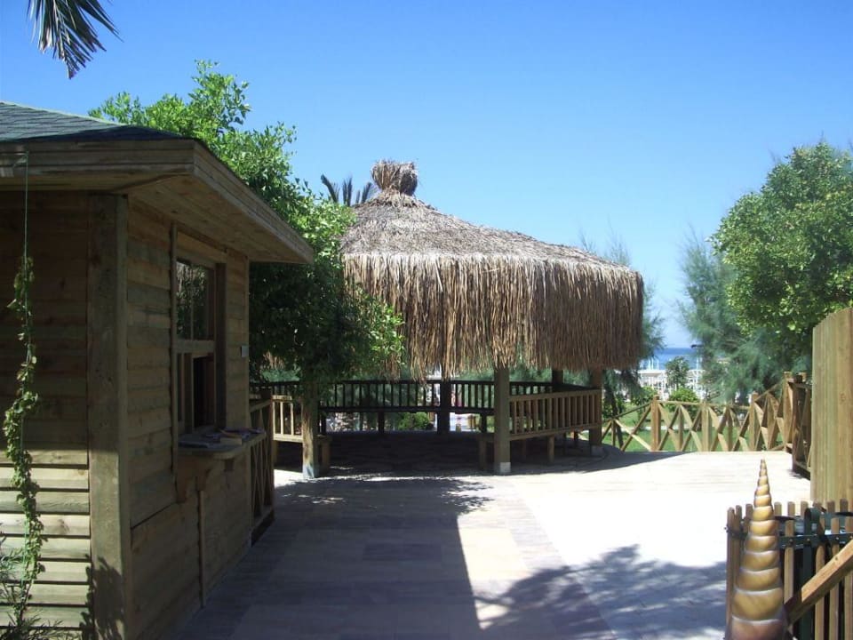 Der Weg zum Strand Sunis Kumköy Beach Resort Hotel & Spa