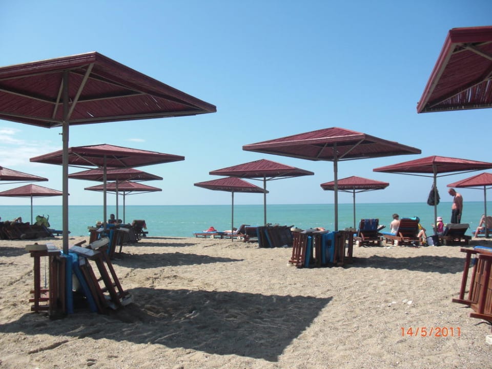 Sonnenliegen am Strand Ali Bey Club
