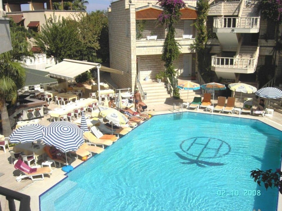 Der Pool mit kostenlosen Liegen und Schirmen Havana Hotel