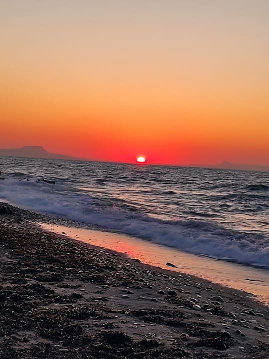 strand-bei-sonnenuntergan-harmony-rethymno-beach-stavromenos