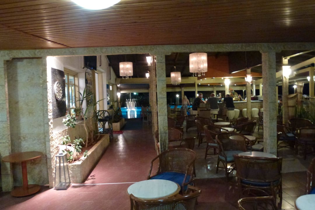 Poolbar am Abend Elounda Residence Resort & Waterpark
