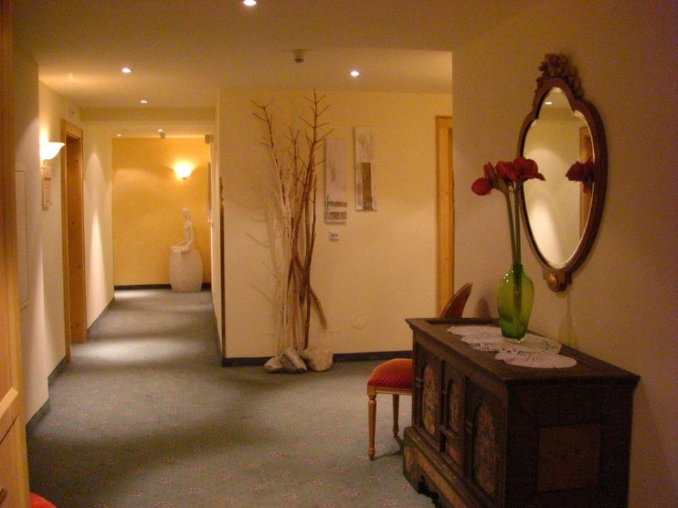 Flur zu den Zimmern Adler Inn Tyrol Mountain Resort superior