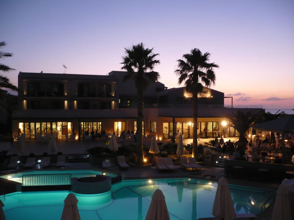 Pool am Abend Pearl Beach