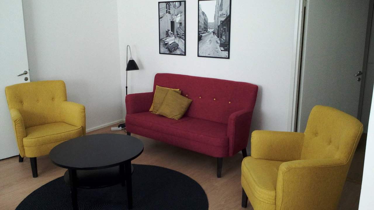 Wohnbereich mit gemütlicher Couch Forenom Apartments Helsinki Kruununhaka
