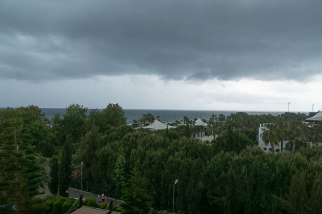 Regen über der Gartenanlage Adalya Resort & Spa - Adults Only