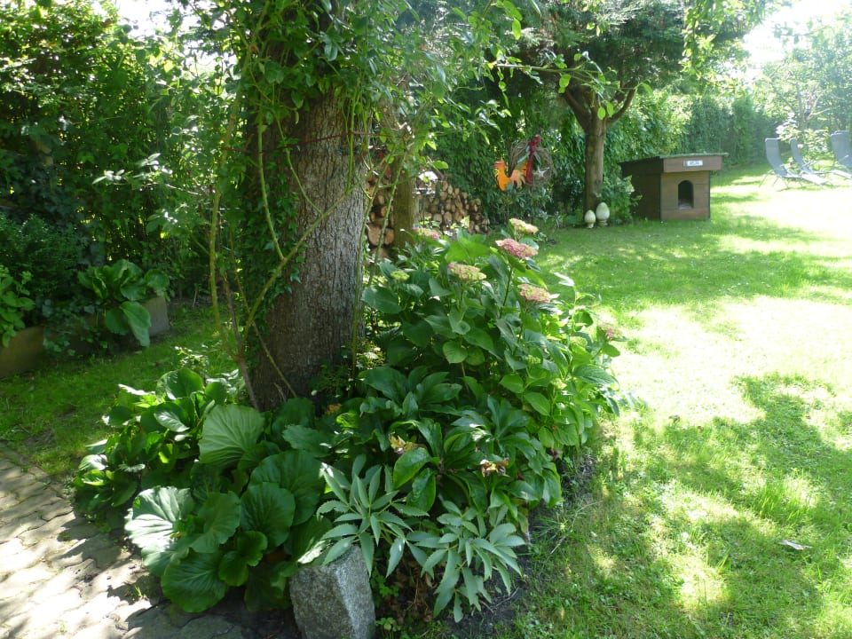 Garten Gutshaus Pension Poeler Findling