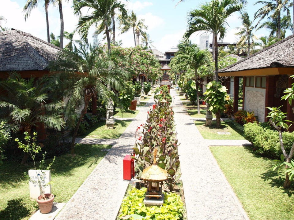 Blick vom oberen Pool in den Garten Bali Mandira Beach Resort & Spa