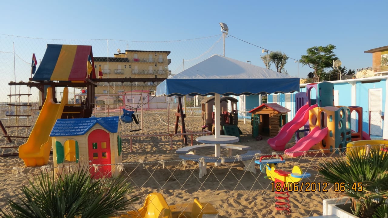 Spielplatz am Strand  Hotel Palos