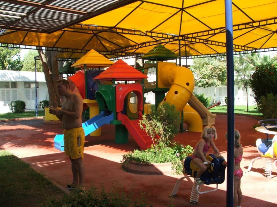 Der überdachte Spielplatz. Labranda Alantur Resort