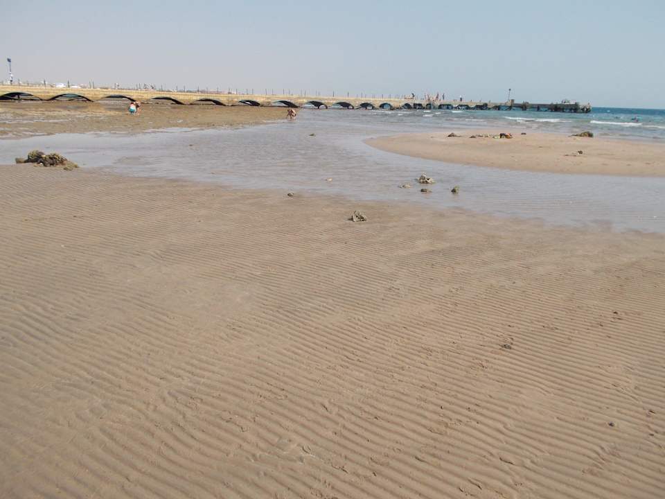 Morze-odpływ-pomost sąsiedniego hotelu Pickalbatros Alf Leila Wa Leila Resort - Neverland Hurghada