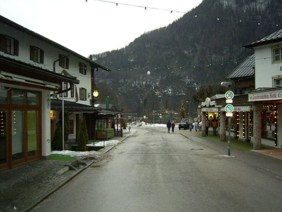 Die Zufahrt zum Hotel mit den Geschäften Hotel Königssee
