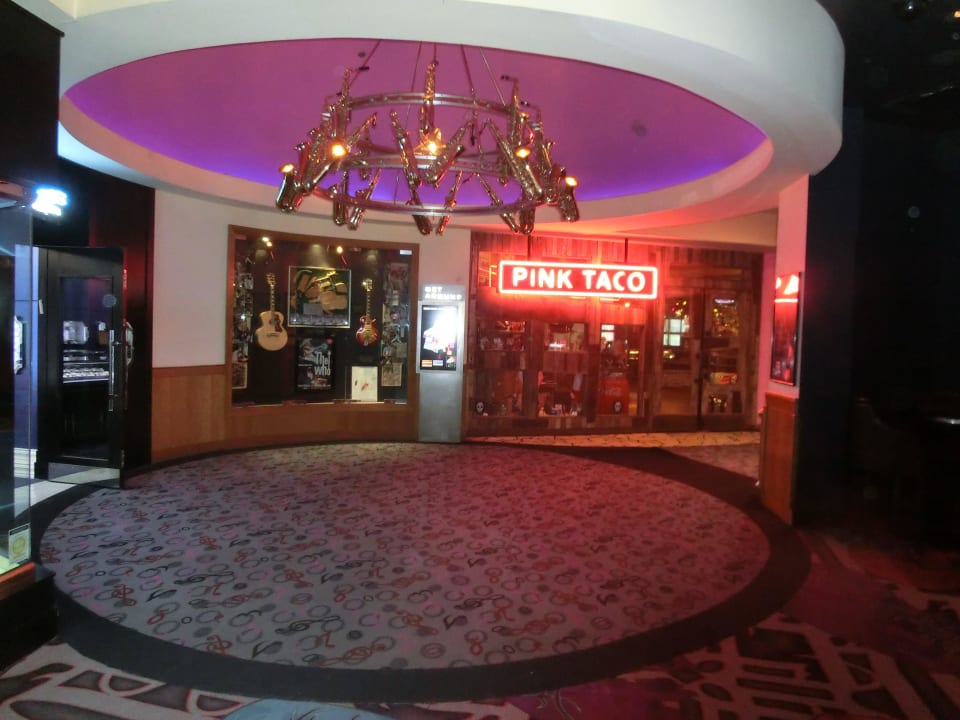 Weg zum Casino tower Virgin Hotels Las Vegas, Curio Collection by Hilton