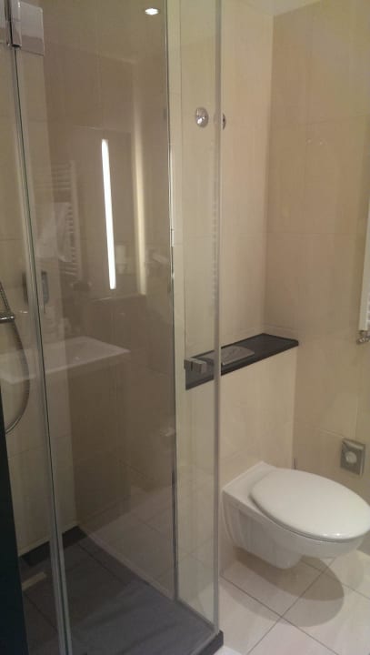 Blick ins Bad IntercityHotel Mannheim