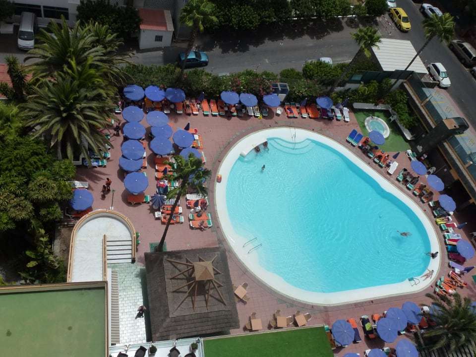 Blick von der Dachterrasse auf den Hauptpool allsun Hotel Lucana