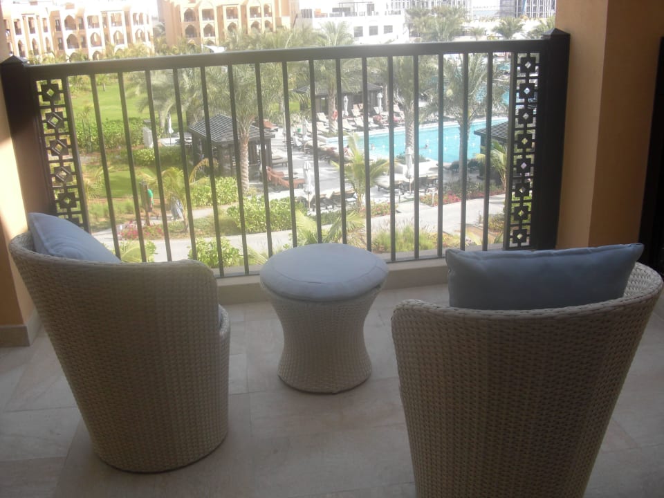 Unser Balkon mit den putzigen Möbeln DoubleTree by Hilton Resort & Spa Marjan Island