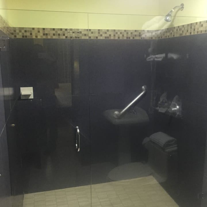 Dusche Beverly Hills Hotel & Suites