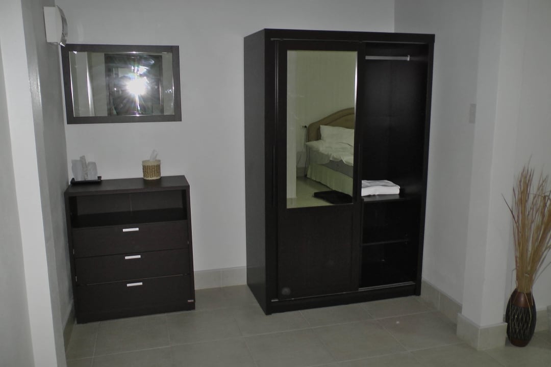 Kleiderschrank Hotel Tanamas House