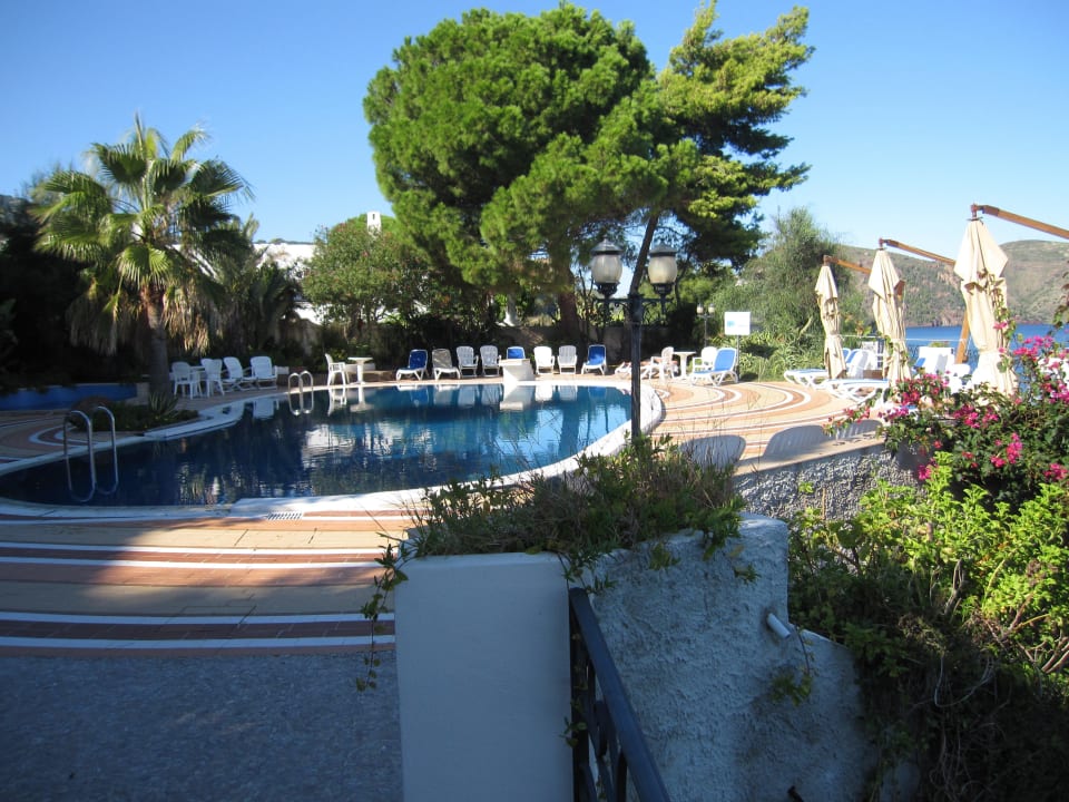 Kleiner Pool mit Meerwasser auf der Terrasse Hotel Giardino sul Mare