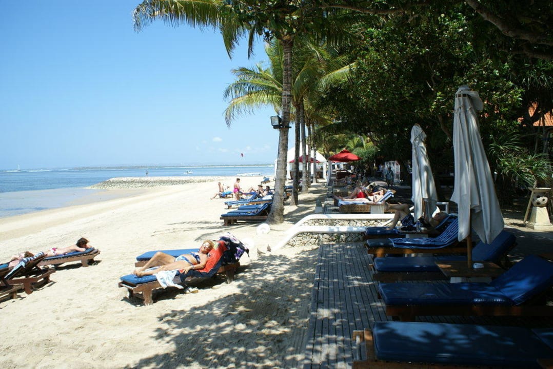 Strandliegen Puri Santrian