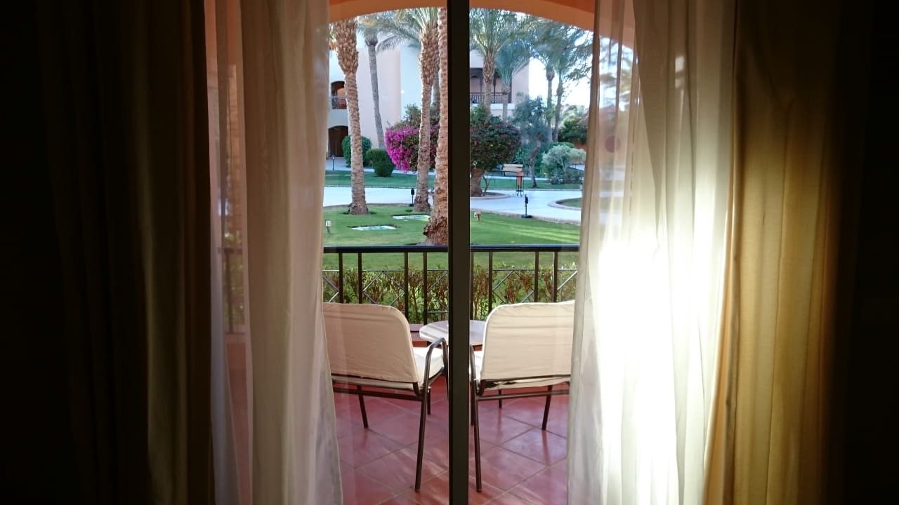 Ausblick aus dem Doppelzimmer Superior Richtung Westen Jaz Makadi Oasis Resort