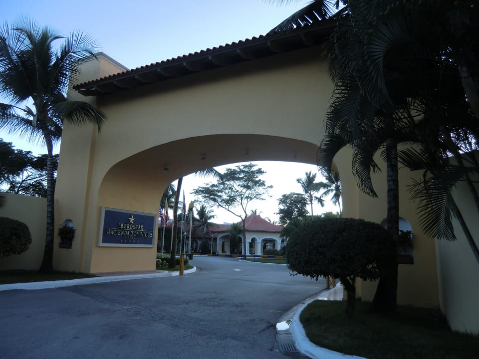 Eingang ins Hotel mit Schranke Iberostar Selection Hacienda Dominicus