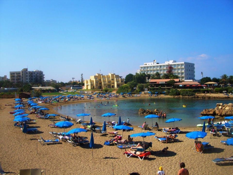 Ausblick auf Strand und Hotel mit Restaurant Pernera Beach Hotel