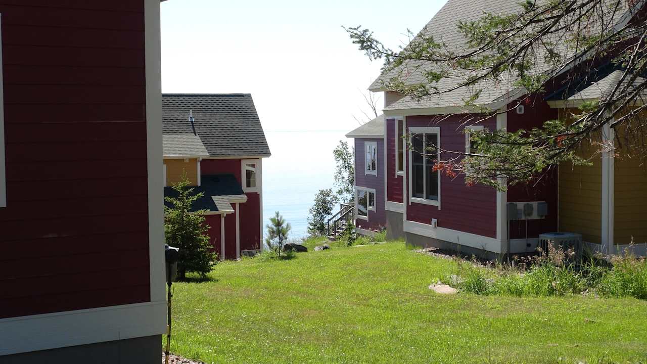 In der Anlage Cove Point Lodge