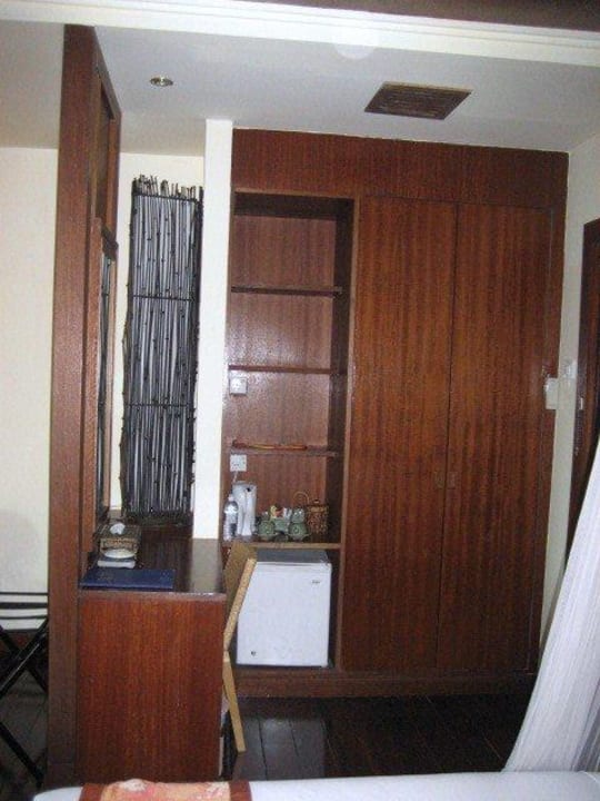 Schreibtisch und Schrank Hotel Gem Island Resort & Spa