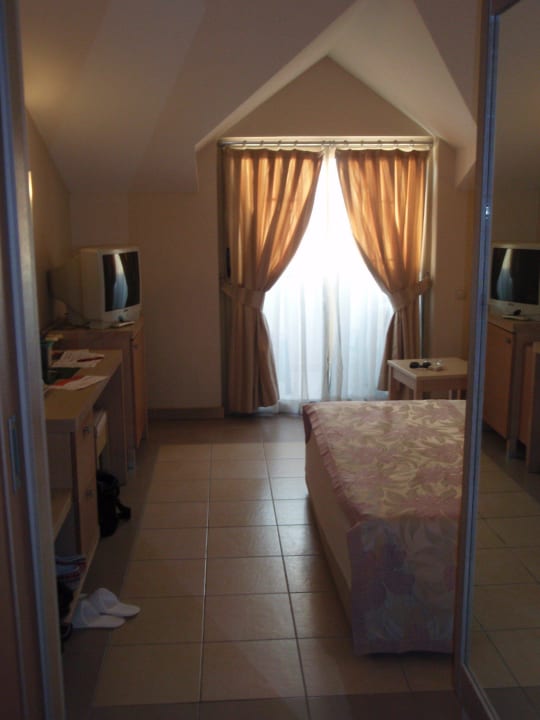 Blick in das Zimmer von der Tür aus Can Garden Resort