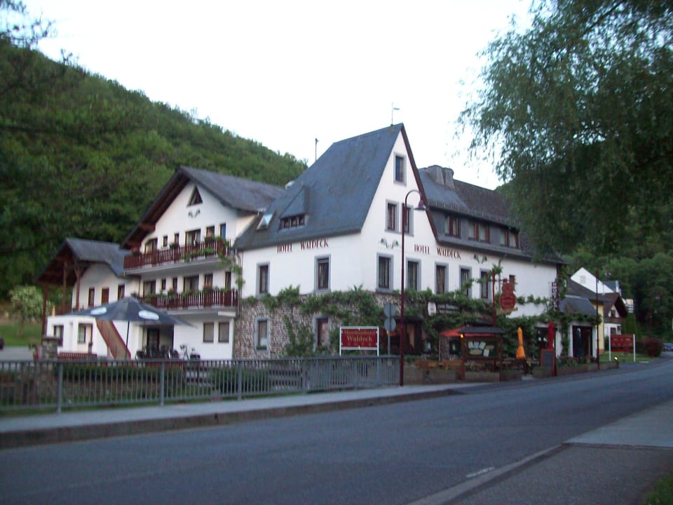 Blick von der Strasse zum Haupteingang Moselhotel Waldeck