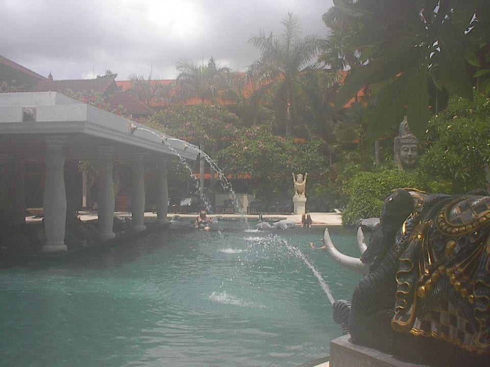 Poolanlage Puri Santrian