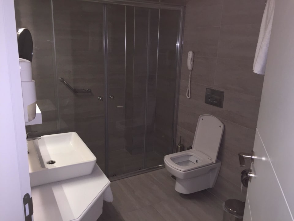 Unser Bad mit einer Regendusche Laguna Beach Alya Resort & Spa Hotel