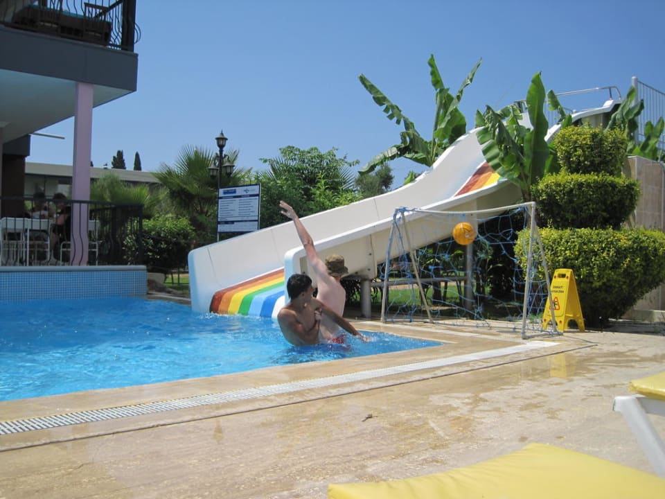 Der Pool mit Rutsche Sun Club Hotel