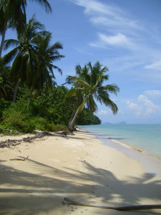 Strand links am Restaurant Hotel Thapwarin Resort
