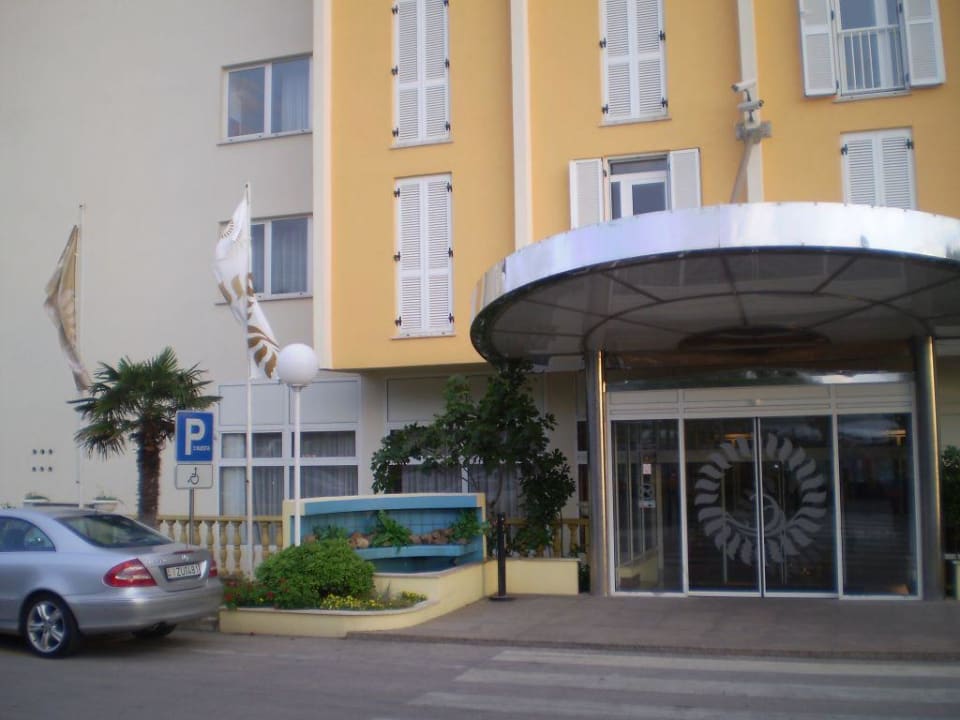 Główne wejście do hotelu od strony parkingu Drazica Resort - Hotel Drazica