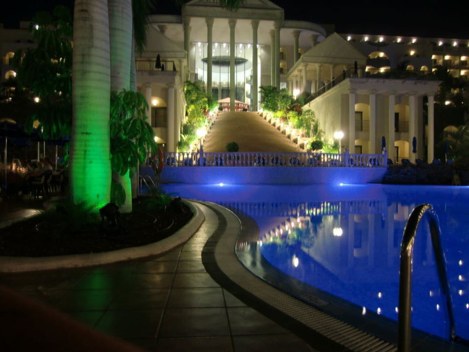 Untere Poolanlage mit Blick auf das Hauptgebäude Princess Inspire Tenerife