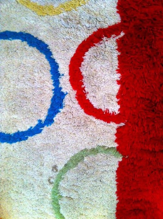 Schmutziger Badezimmerteppich vor dem Bett Hotel Wolters