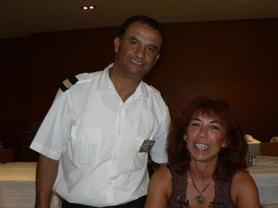 immer fröhlicher Kellner im Hauptrestaurant The Orangers Beach Resort and Bungalows