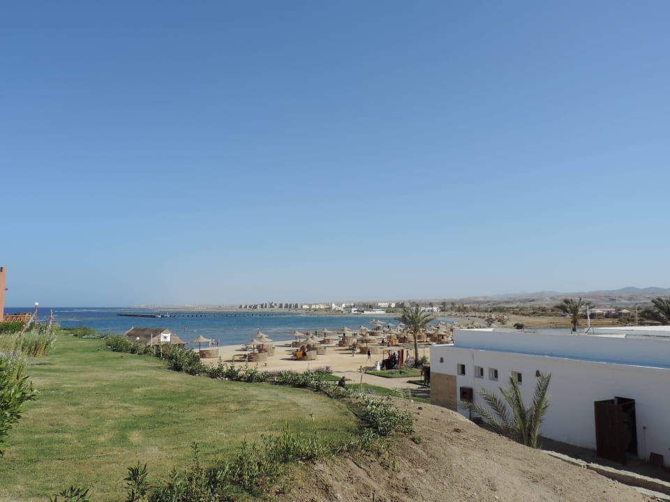 Blick rüber zum Starnd / Tauchbasis Three Corners Equinox Beach Resort