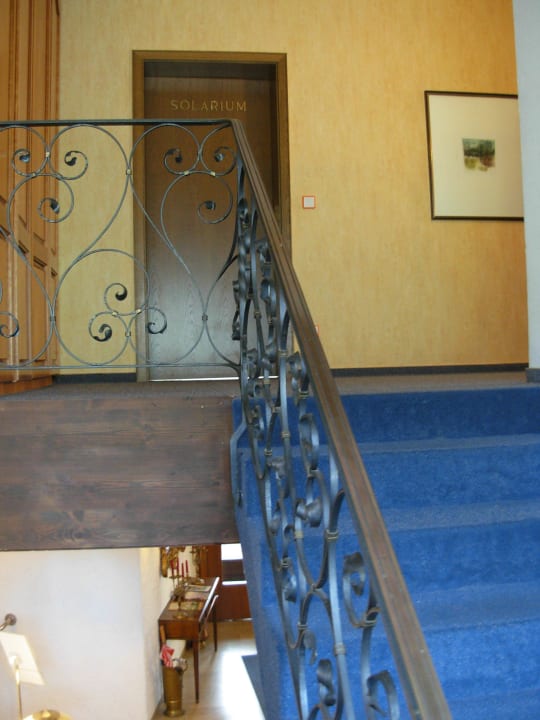 Treppe, Blick auf die Türe zum Solarium Landhotel Weisses Ross garni