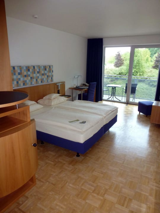 DZ 210 mit Balkon, Fensterseite Parkplatz Bio-Seehotel Zeulenroda