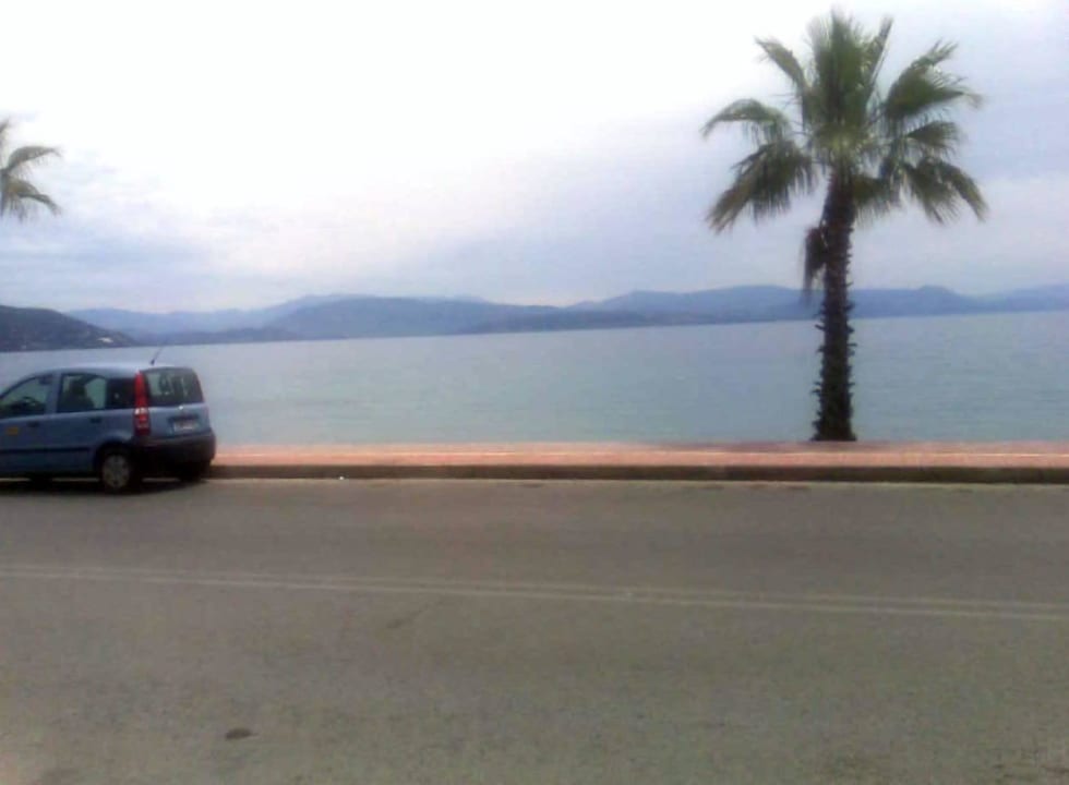 Von Hauptstraße aus Hotel Ipsos Beach