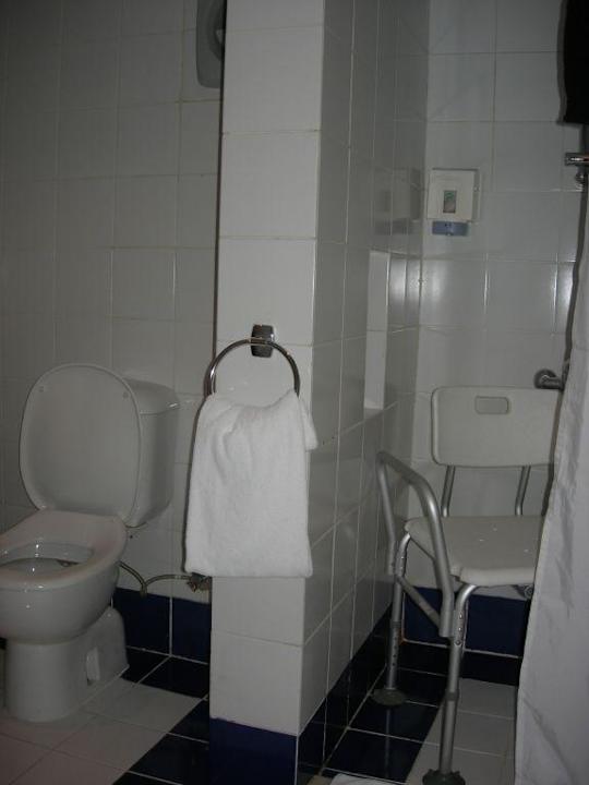 Badezimmer mit Duschstuhl Hotel Camel