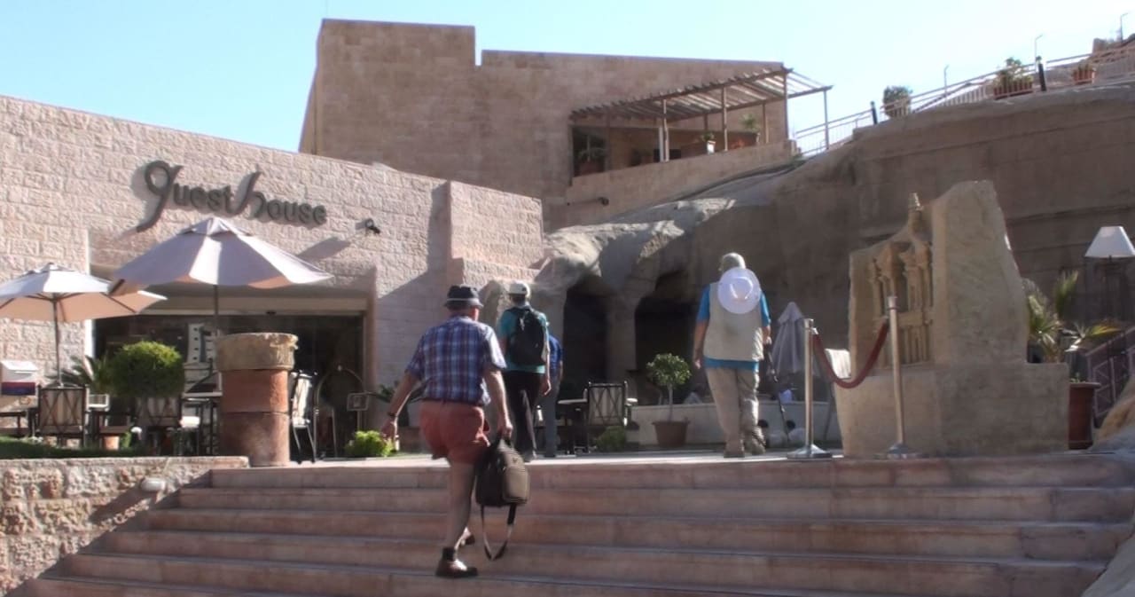 Eingang und Bar Petra Guest House Hotel