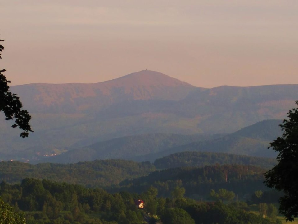 Blick auf die Schneekoppe (Leichter Zoom) Hotel Pałac Paulinum