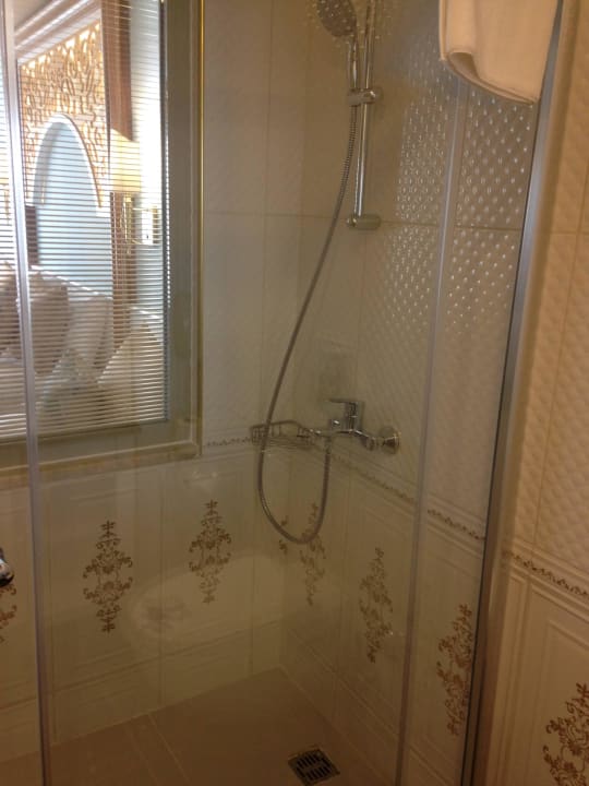 Praktische saubere Dusche  J'adore Deluxe Hotel & Spa