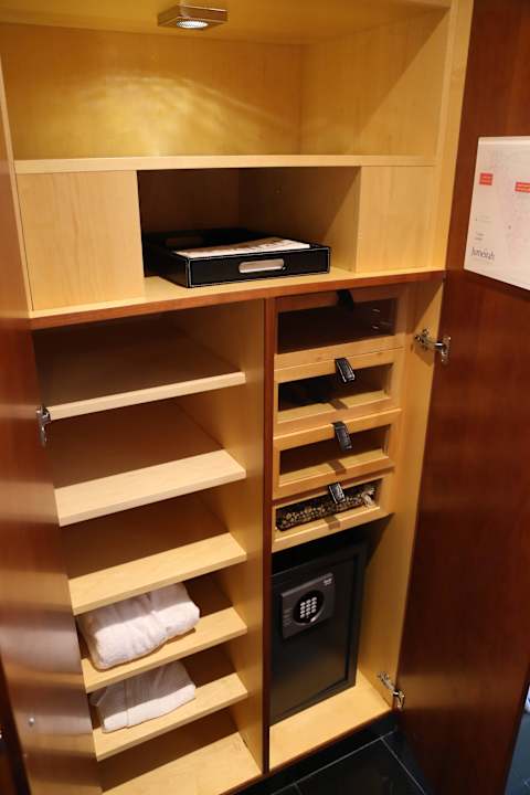 Schrank  Hotel Jumeirah Emirates Towers