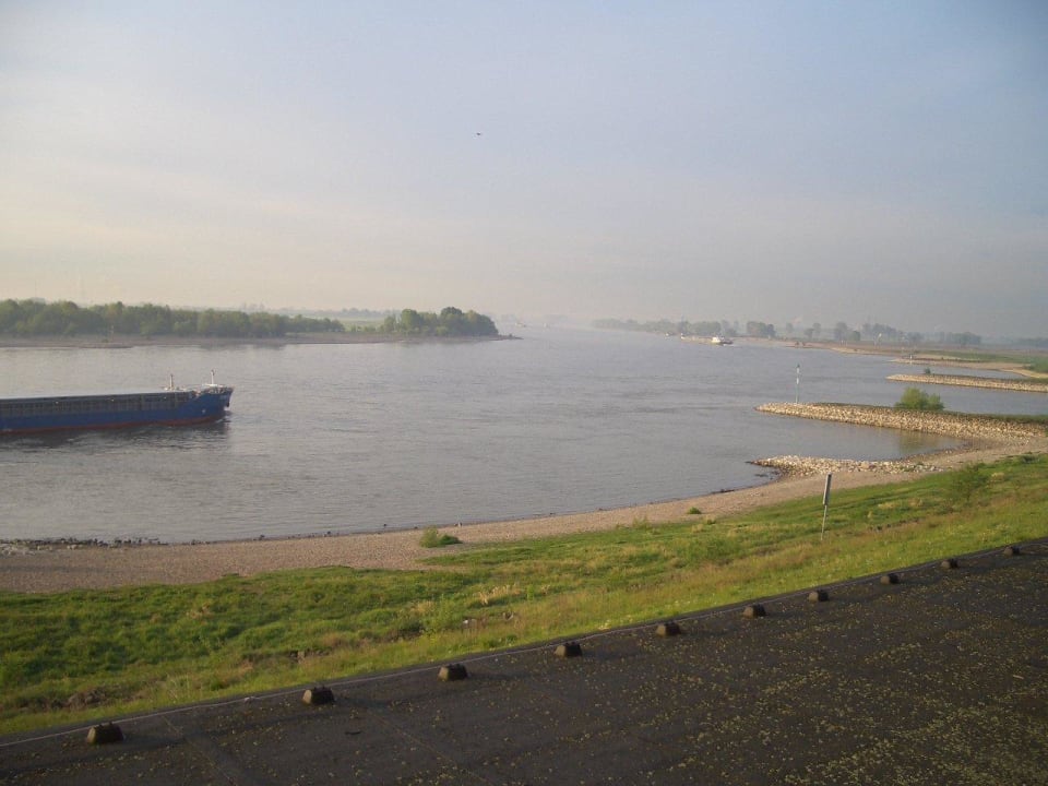 Der Büdericher "Badestrand" am Rhein Hotel Wacht Am Rhein