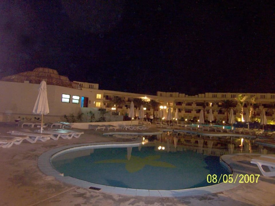 Poolbereich bei Nacht Xperience Kiroseiz Parkland Resort
