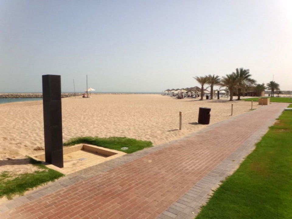 Vorn Süßwasserdusche mit Rasen Rixos Al Mairid Ras Al Khaimah